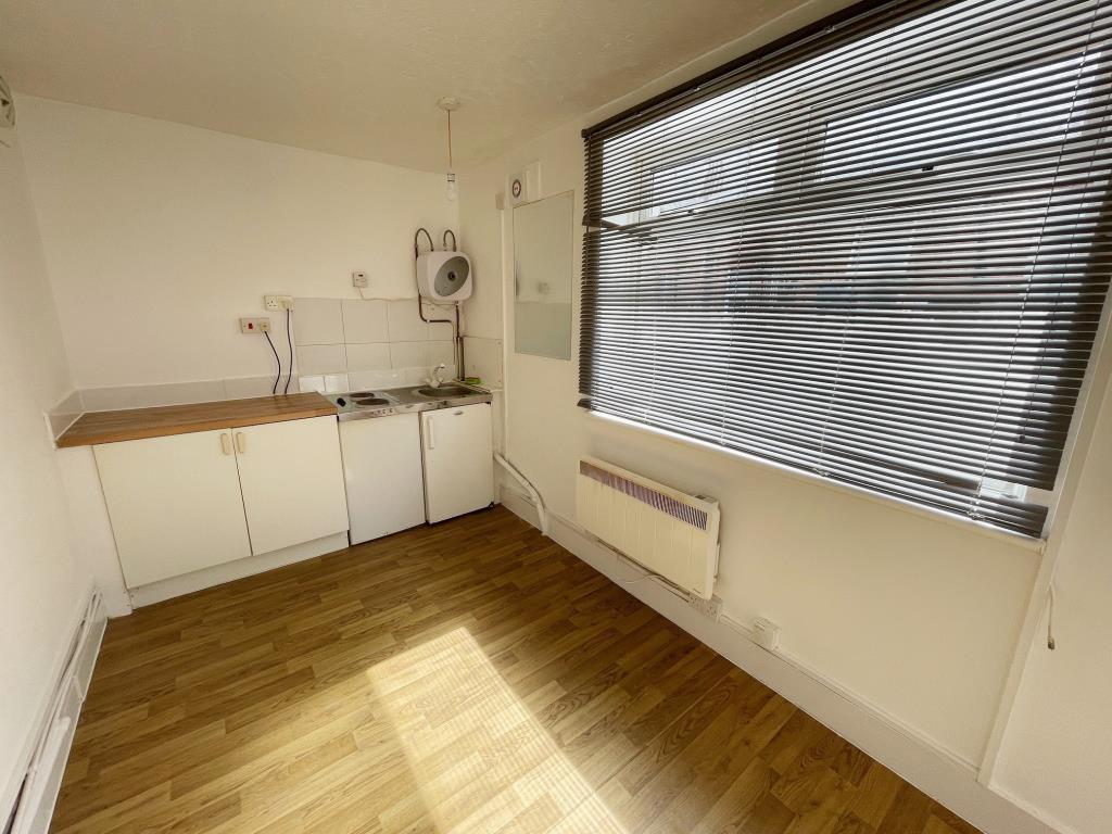 Lot: 154 - VACANT STUDIO FLAT IN NORTH LONDON - Living/Kitchen Area with window to the front and electric heater